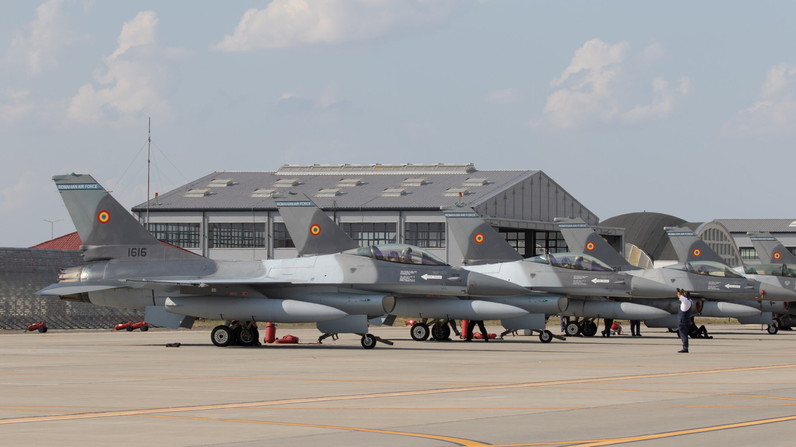 Încep pregătirile de război. Avioanele de luptă F-16 au ajuns în România