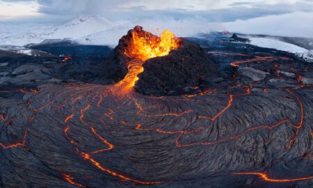 Islanda în alertă. Erupția vulcanului distruge speranțele de Crăciun ale familiilor