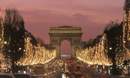Decor de poveste în Paris. Luminițele de sărbători, aprinse pe Champs-Elysee