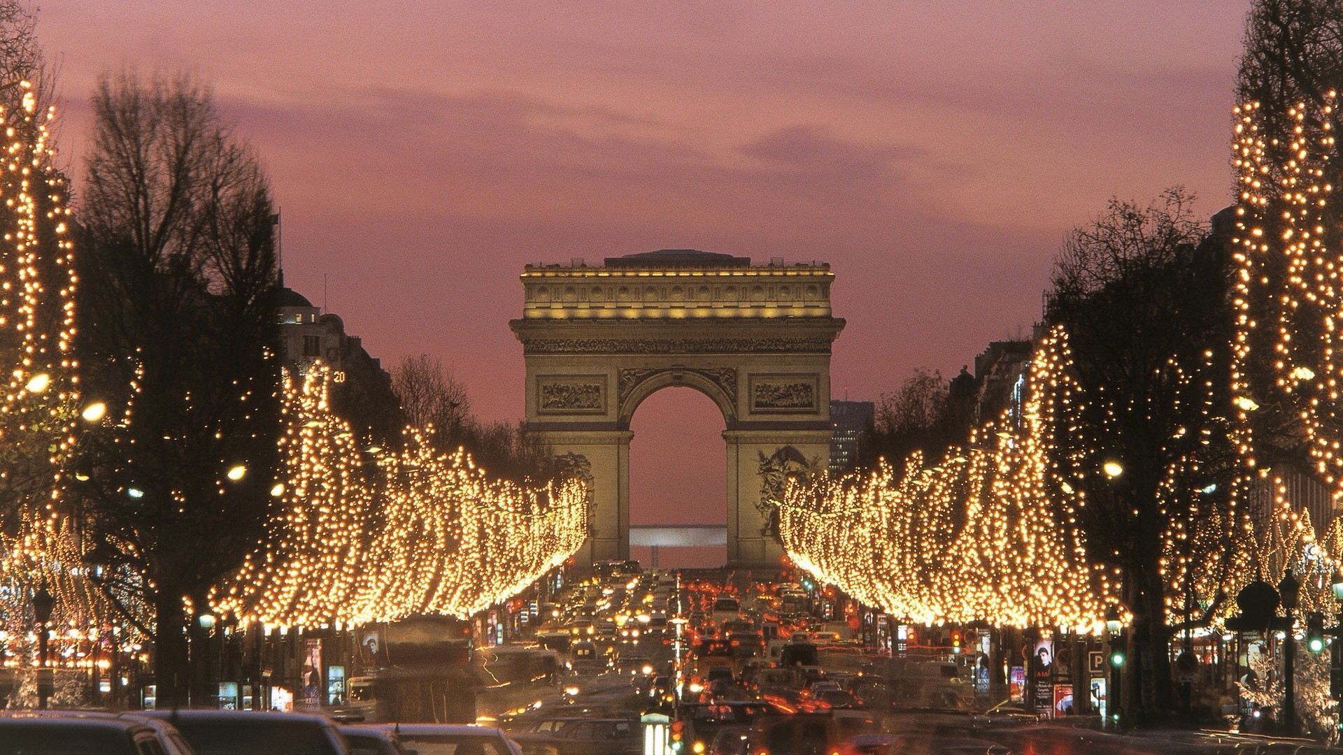 Decor de poveste în Paris. Luminițele de sărbători, aprinse pe Champs-Elysee
