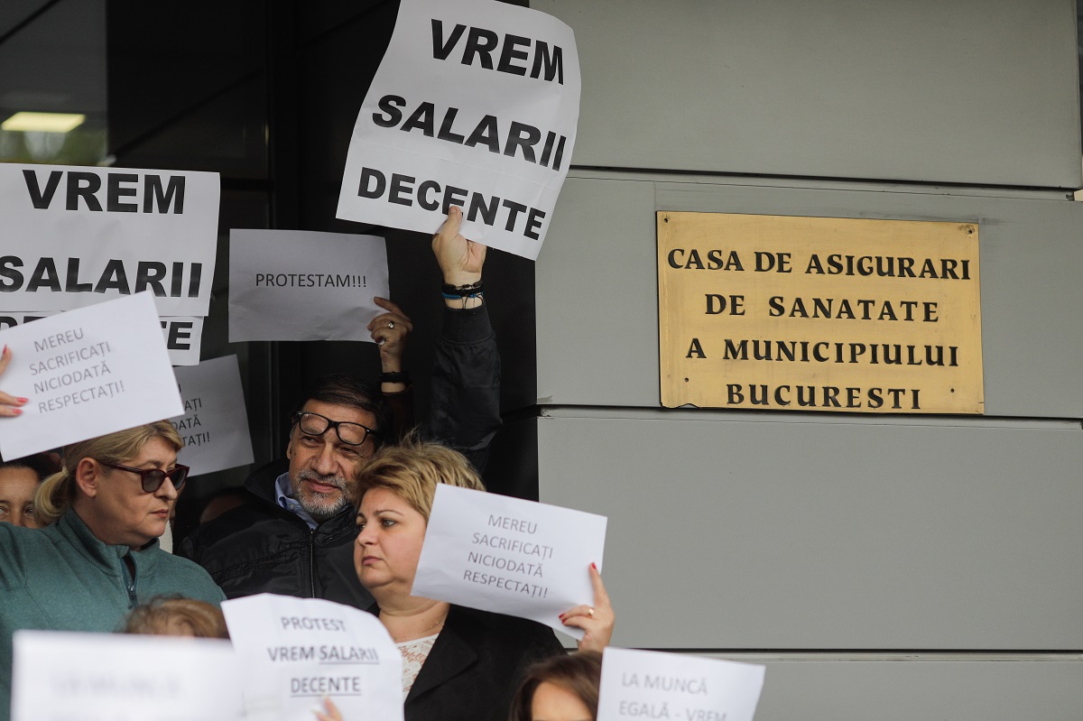 Angajații CNAS, proteste în Piața Victoriei. Manifestații marți la sediul Guvernului