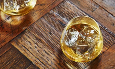 Whisky vechi de 100 de ani. Cu ce sumă record se vinde o sticlă
