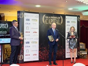 ADRIAN BĂDESCU – CEO Clinicile Medici’s Timișoara pe scena premiilor Capital (sursă foto: Infofinanciar)