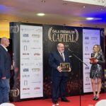 colonelul (r) SRI TUDOR PĂCURARU, pe scena premiiloc Capital (sursă foto: Infofinanciar)