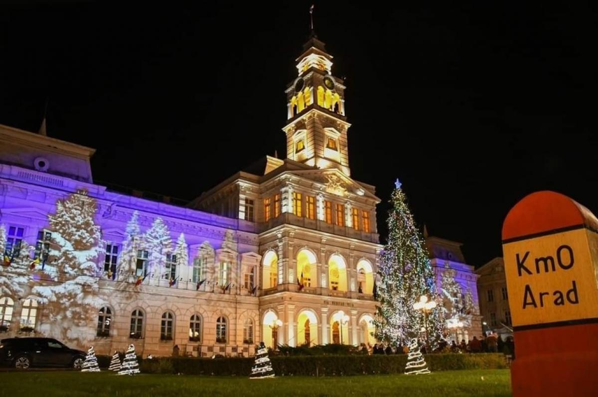 Magia sărbătorilor de iarnă. Care este cel mai frumos luminat oraș din România