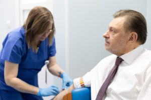 Una din zece persoane din România suferă de boală cronică de rinichi. Însă, din cauză că simptomele acestei afecțiuni se manifestă târziu, boala este adesea diagnosticată abia în stadiile avansate. Anual, peste 37.000 de indivizi sunt internați în spitale cu acest diagnostic. Cu prilejul Zilei Mondiale a Rinichiului, sărbătorită în acest an pe 14 martie, Societatea Română de Nefrologie (SRN), Societatea Națională de Medicina Familiei (SNMF) și Ministerul Sănătății își reamintesc importanța setului gratuit de analize pentru depistarea timpurie a bolii, astfel încât pacienții să beneficieze de acces echitabil la tratamente și îngrijiri adecvate.