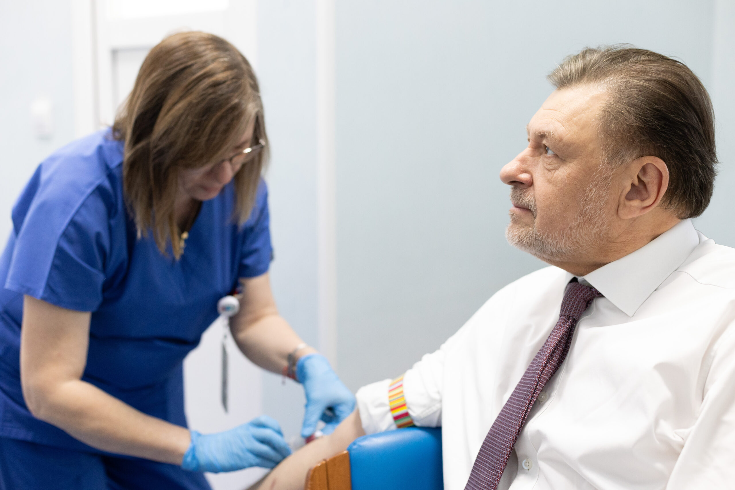 Una din zece persoane din România suferă de boală cronică de rinichi. Însă, din cauză că simptomele acestei afecțiuni se manifestă târziu, boala este adesea diagnosticată abia în stadiile avansate. Anual, peste 37.000 de indivizi sunt internați în spitale cu acest diagnostic. Cu prilejul Zilei Mondiale a Rinichiului, sărbătorită în acest an pe 14 martie, Societatea Română de Nefrologie (SRN), Societatea Națională de Medicina Familiei (SNMF) și Ministerul Sănătății își reamintesc importanța setului gratuit de analize pentru depistarea timpurie a bolii, astfel încât pacienții să beneficieze de acces echitabil la tratamente și îngrijiri adecvate.