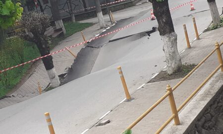 stradă surpată Slănic