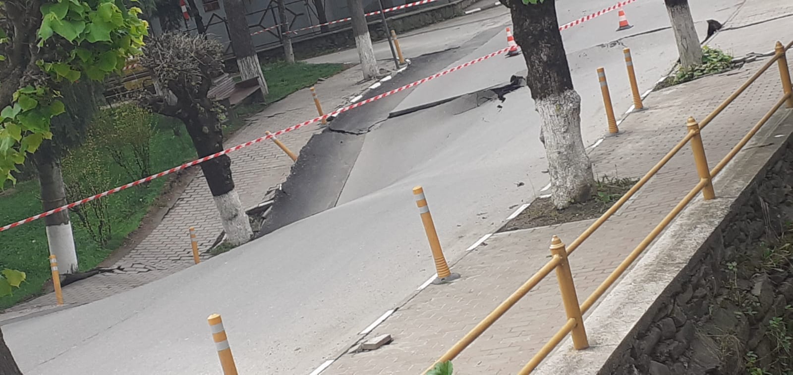 stradă surpată Slănic