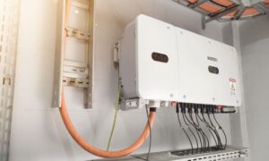 Invertorul solar: de ce este esențial într-un sistem fotovoltaic? (Sursă foto: Shutterstock )