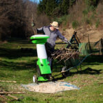 Reducerea volumului de deșeuri vegetale cu tocătorul pentru crengi după tăierile de vară