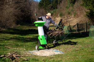Reducerea volumului de deșeuri vegetale cu tocătorul pentru crengi după tăierile de vară