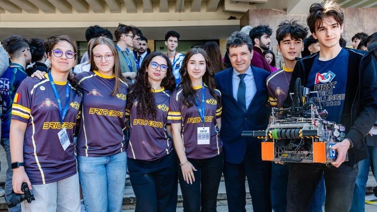 România strălucește la Campionatul Mondial de Robotică din SUA: Nicușor Dan felicită elevii campioni