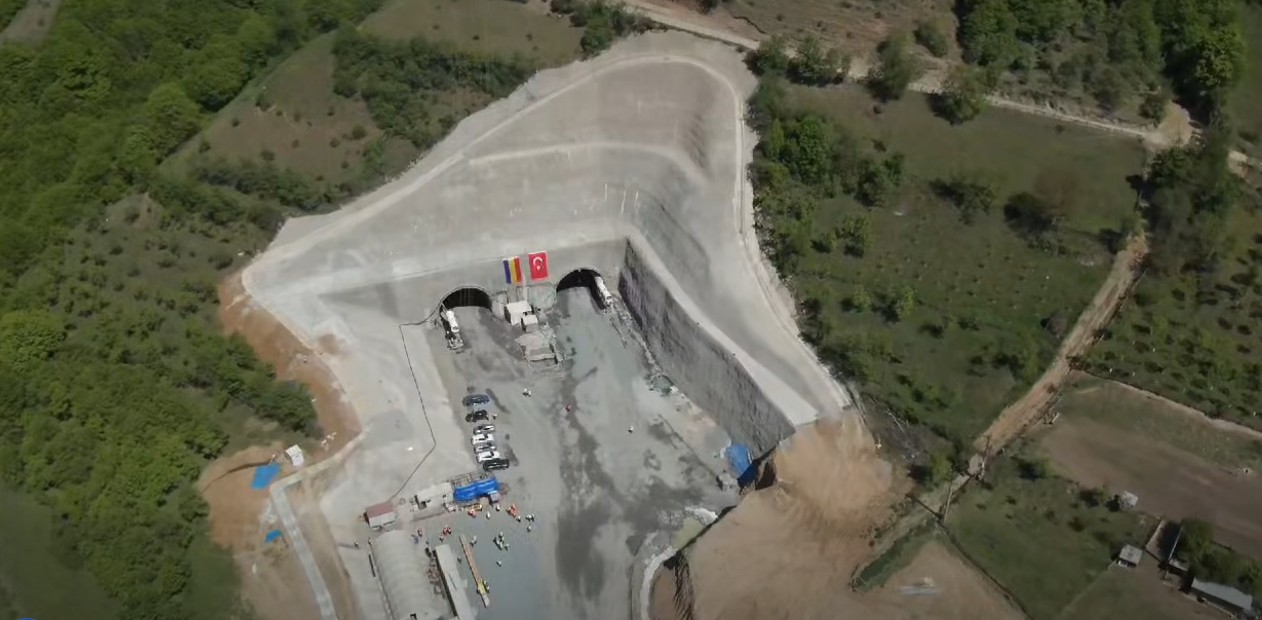 Progres major pe Valea Oltului: Tunelul Robești, străpuns în doar 7 luni pe Autostrada Sibiu-Pitești